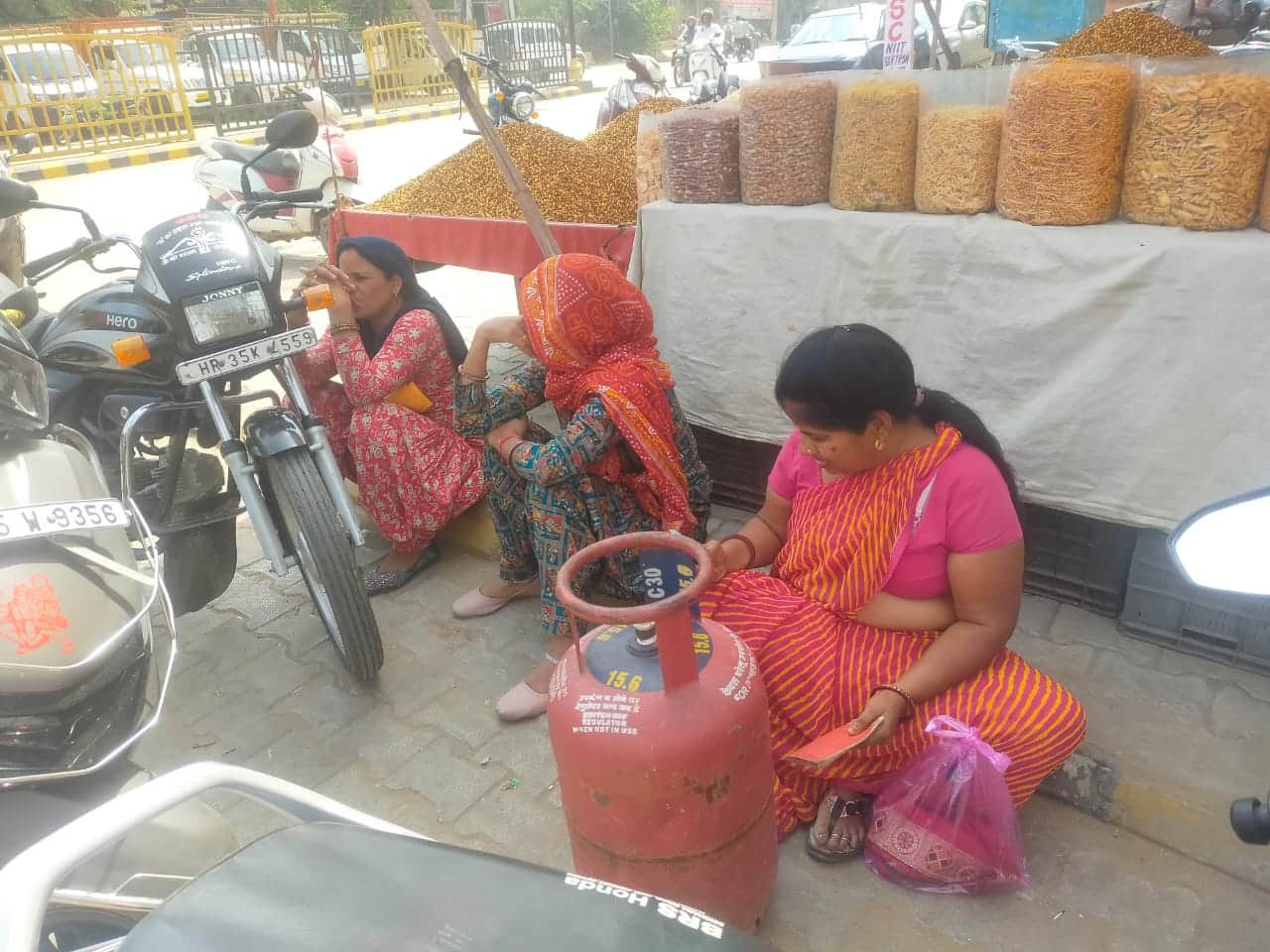 फोटो नंबर- 15गैस सिलिंडर लेकर लाइन में लगी महिलाएं अपनी बारी का इंतजार करते हुए। संवाद