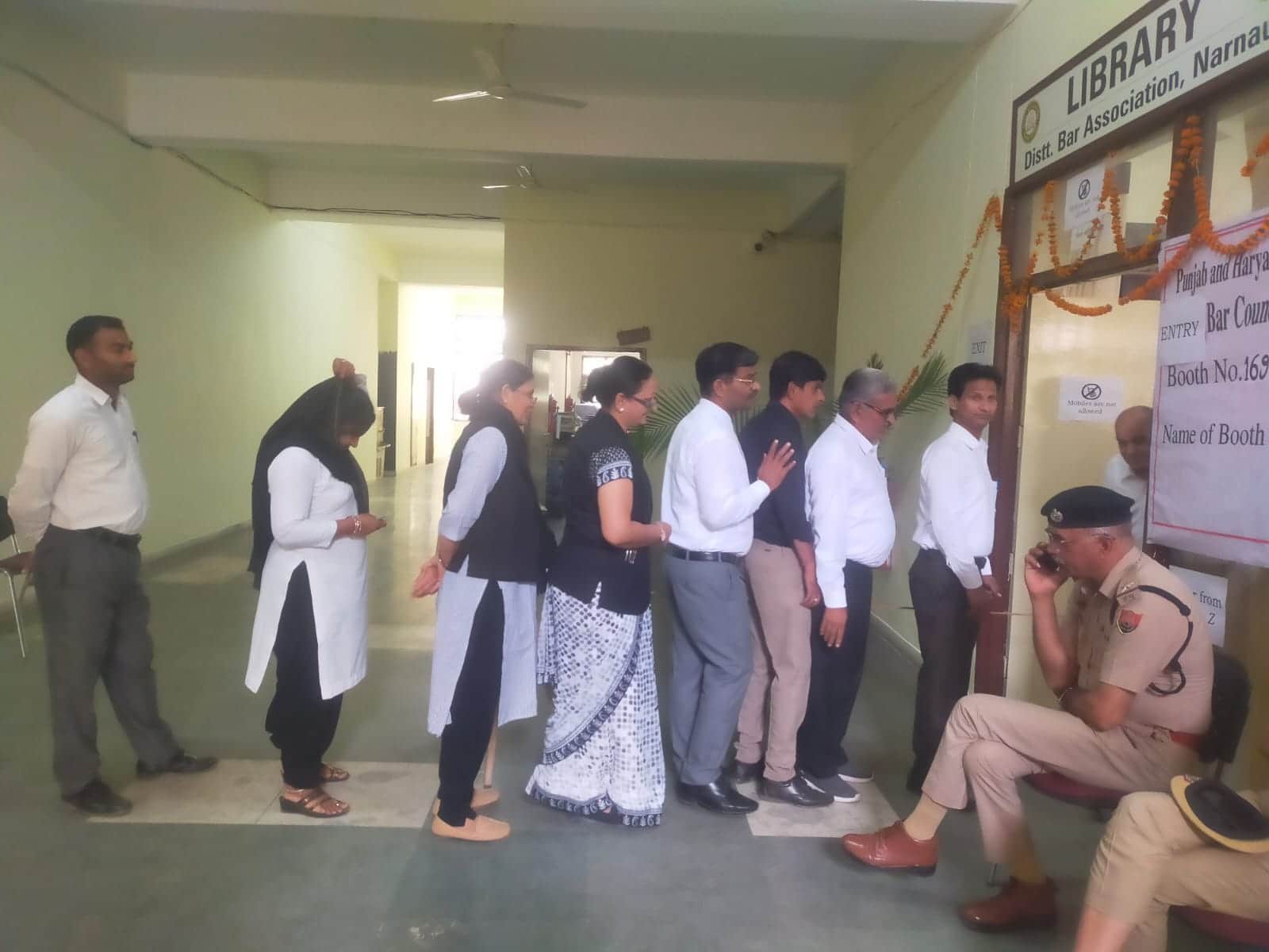 फोटो नंबर- 22मतदान करने के लिए लाइन में लगे अधिवक्ता। संवाद