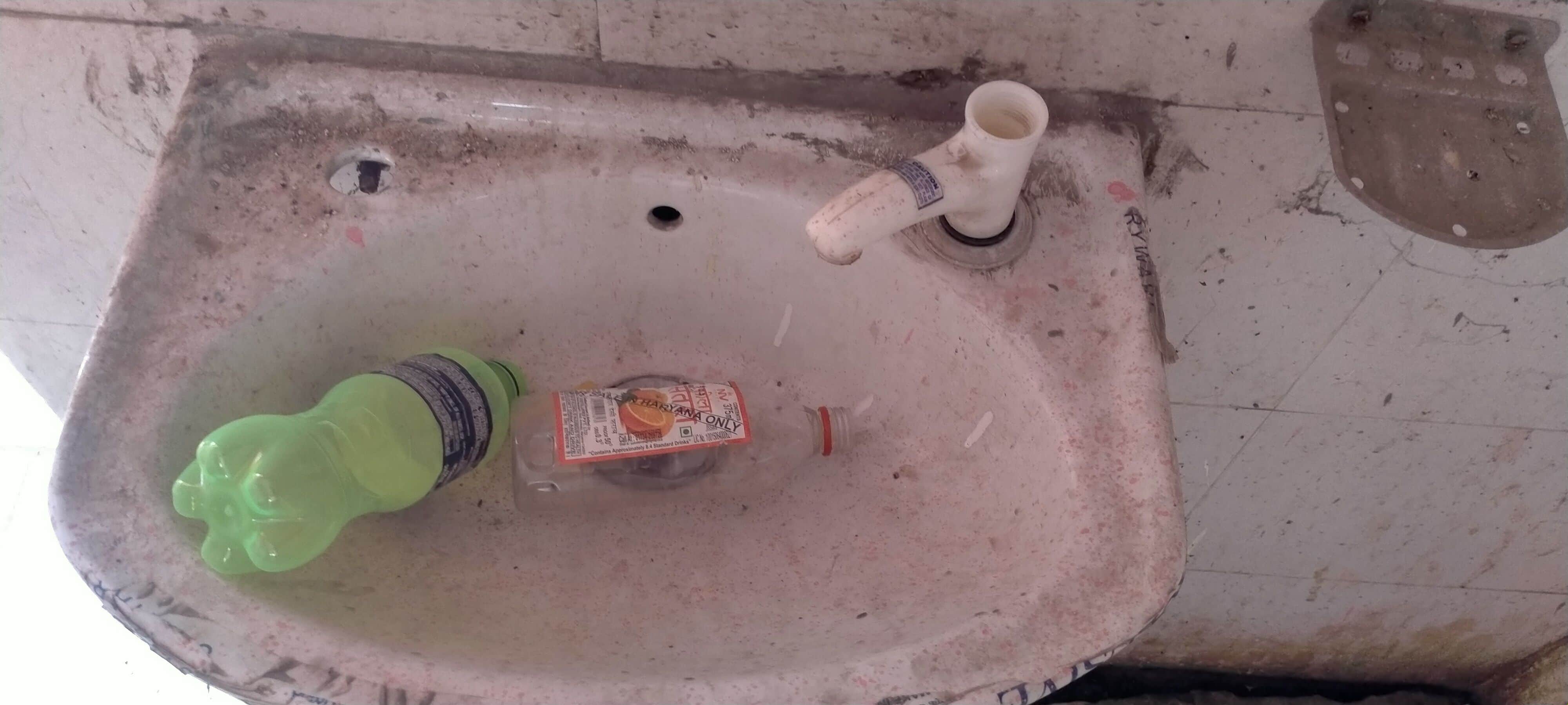 फोटो संख्या:66-अनाज मंडी के  शौचालय के वाॅशपेशन में पड़ा शराब का पव्वा --संवाद