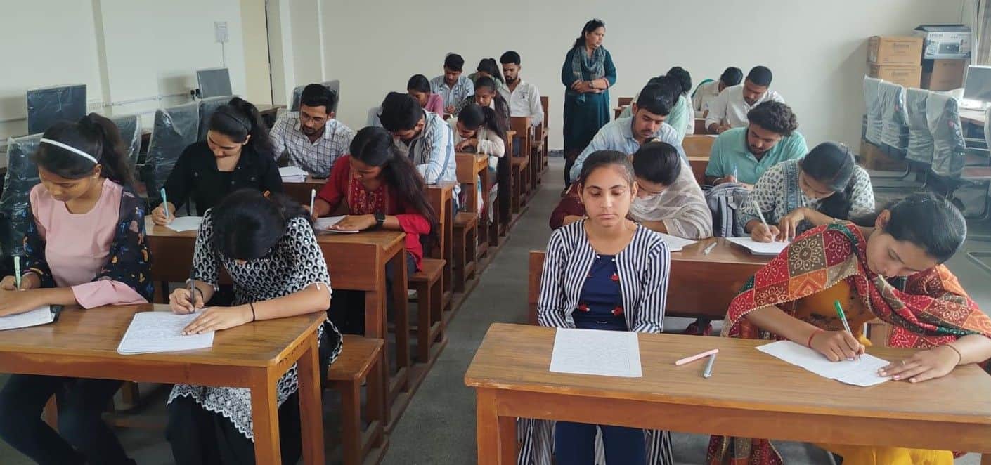 फोटो : सोनीपत के शहीद दलबीर सिंह राजकीय महाविद्यालय, पिपली में आयोजित निबंध प्रतियोगिता में हिस