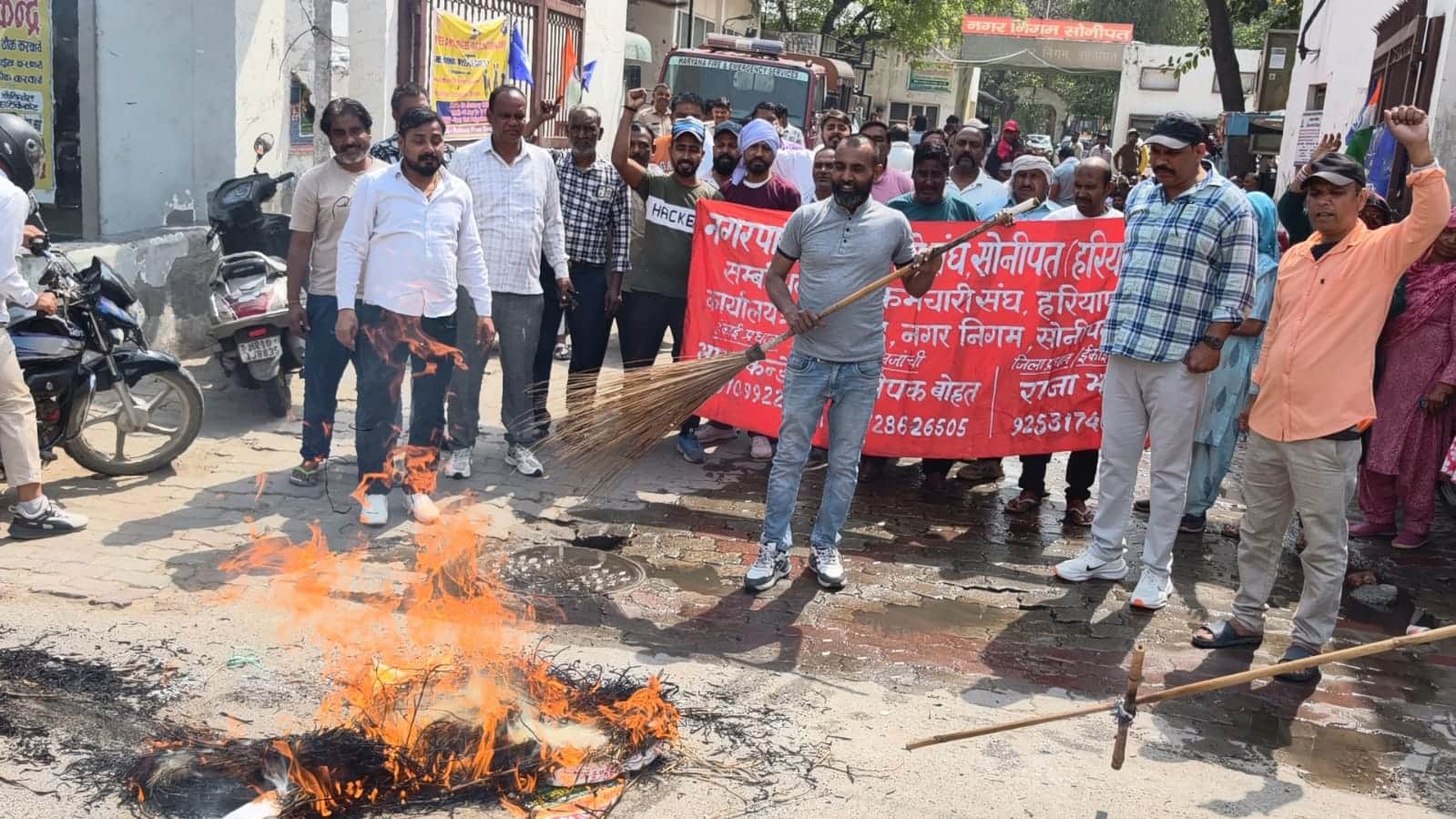 फोटो : सोनीपत नगर निगम कार्यालय में गेट प र ठेका प्रथा का पुतला जलाते सफाई व अग्निशमन कर्मचारी