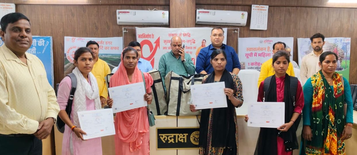 Kits were provided to the beneficiaries of Vishwakarma Yojana and Kanya Janmotsav Yojana.
