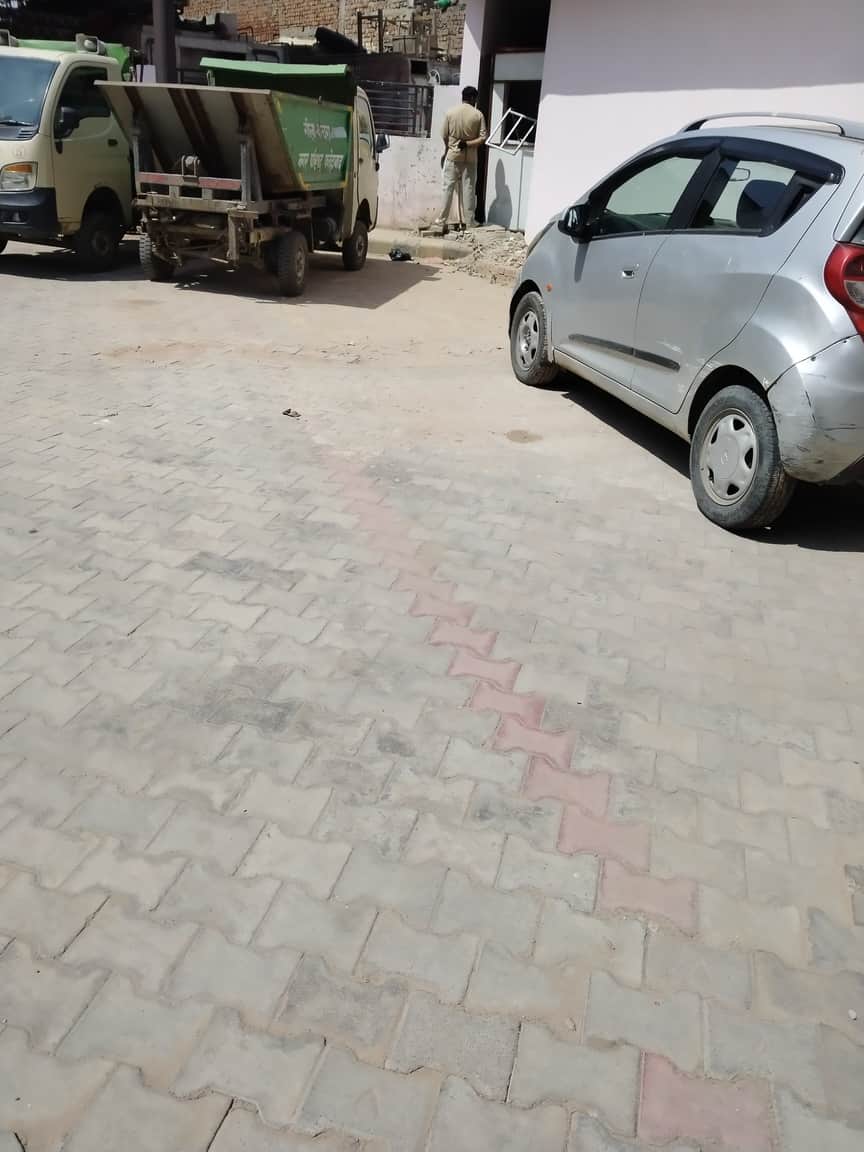 फतेहाबाद के नगर परिषद कार्यालय में खुले में पेशाब करते हुए दुकानदार संवाद