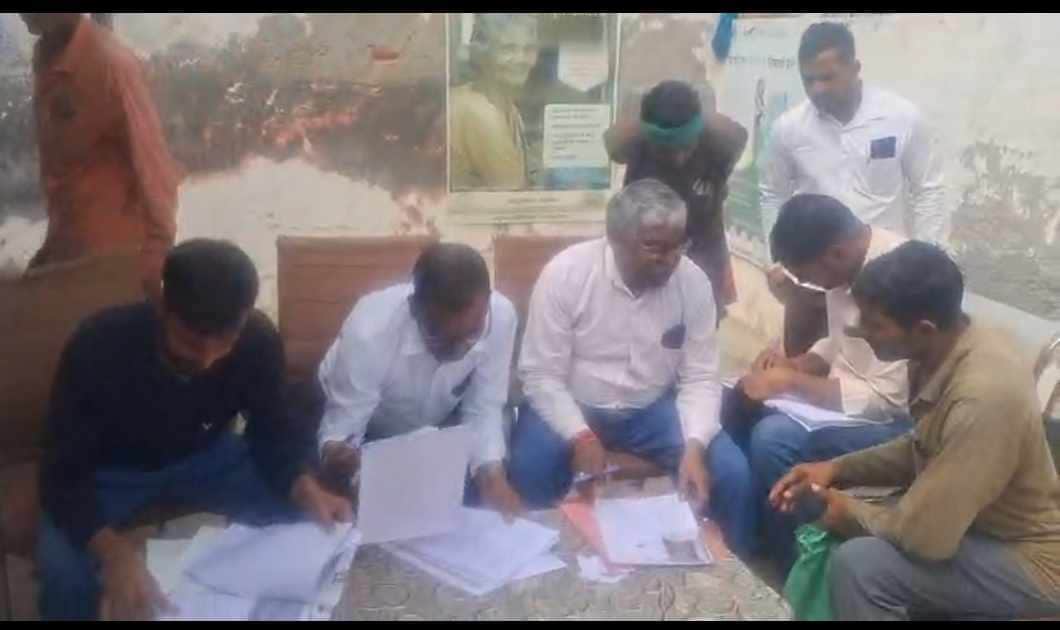फतेहाबाद के स्वामी नगर में लगाए गए शिविर में कनेक्शनों की फाइल जांच करते हुए अधिकारी स्त्