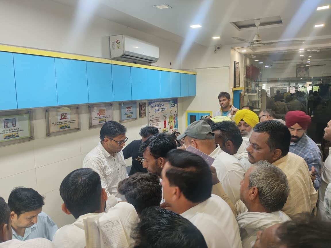 फतेहाबाद में गैस सिलिंडर को लेकर  परेशान व्यक्ति और एजेंसी के बाहर तैनात पुलिसकर्मी संवाद