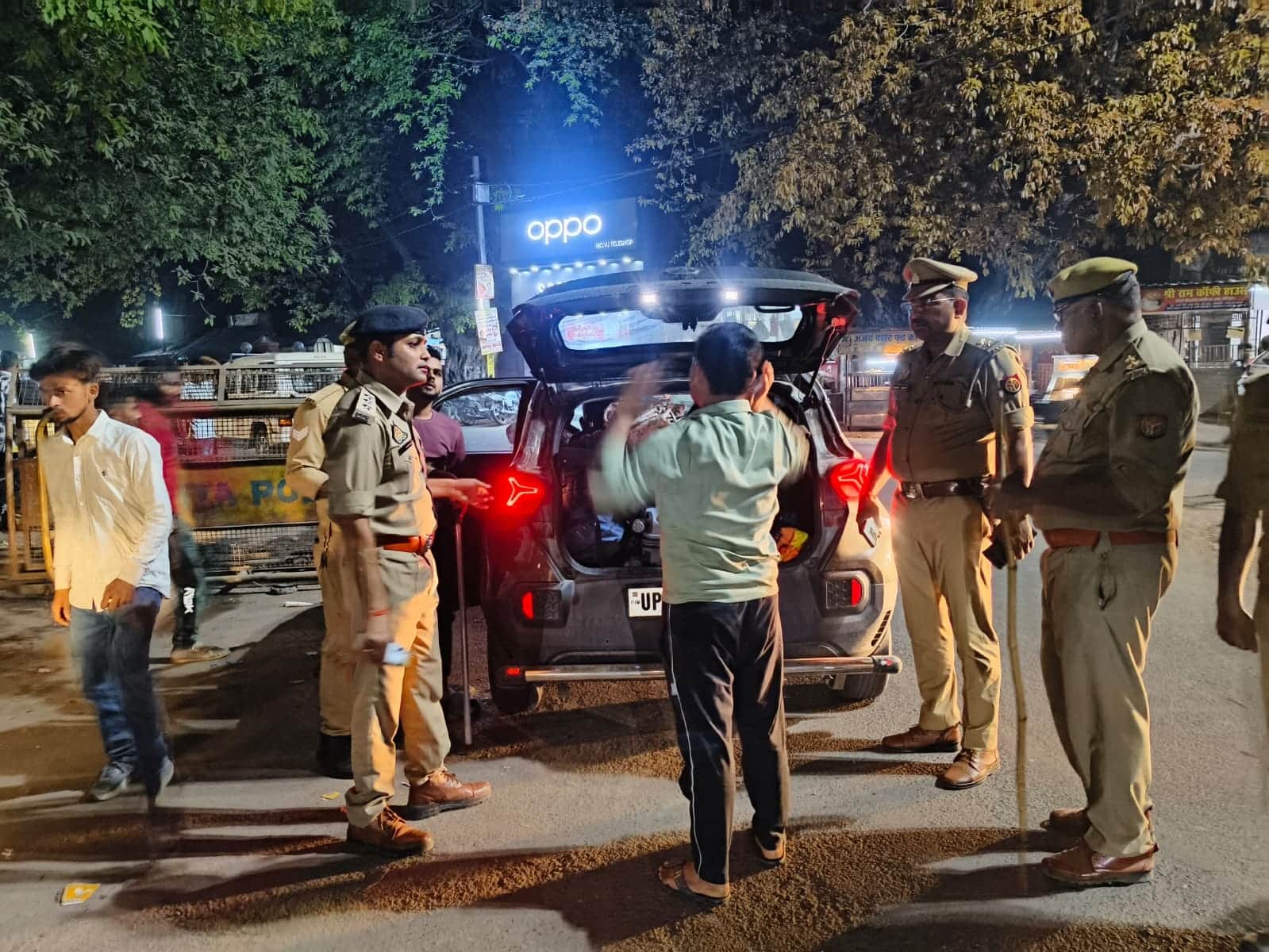 गोंडा में वाहनों की चेकिंग करती पुलिस।