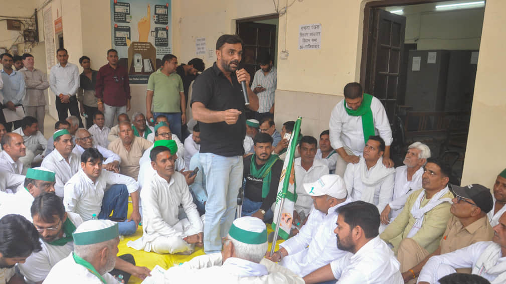 गाजियाबाद तहसील में प्रदर्शन करते किसान। संवाद