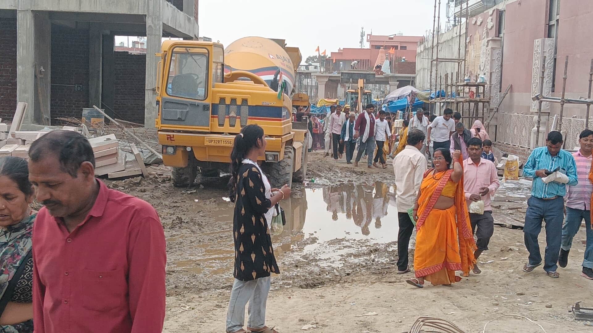 गोला में कॉरिडोर निर्माण स्थल पर कीचड़ से बचते-बचाते निकालते श्रद्धालु। संवाद