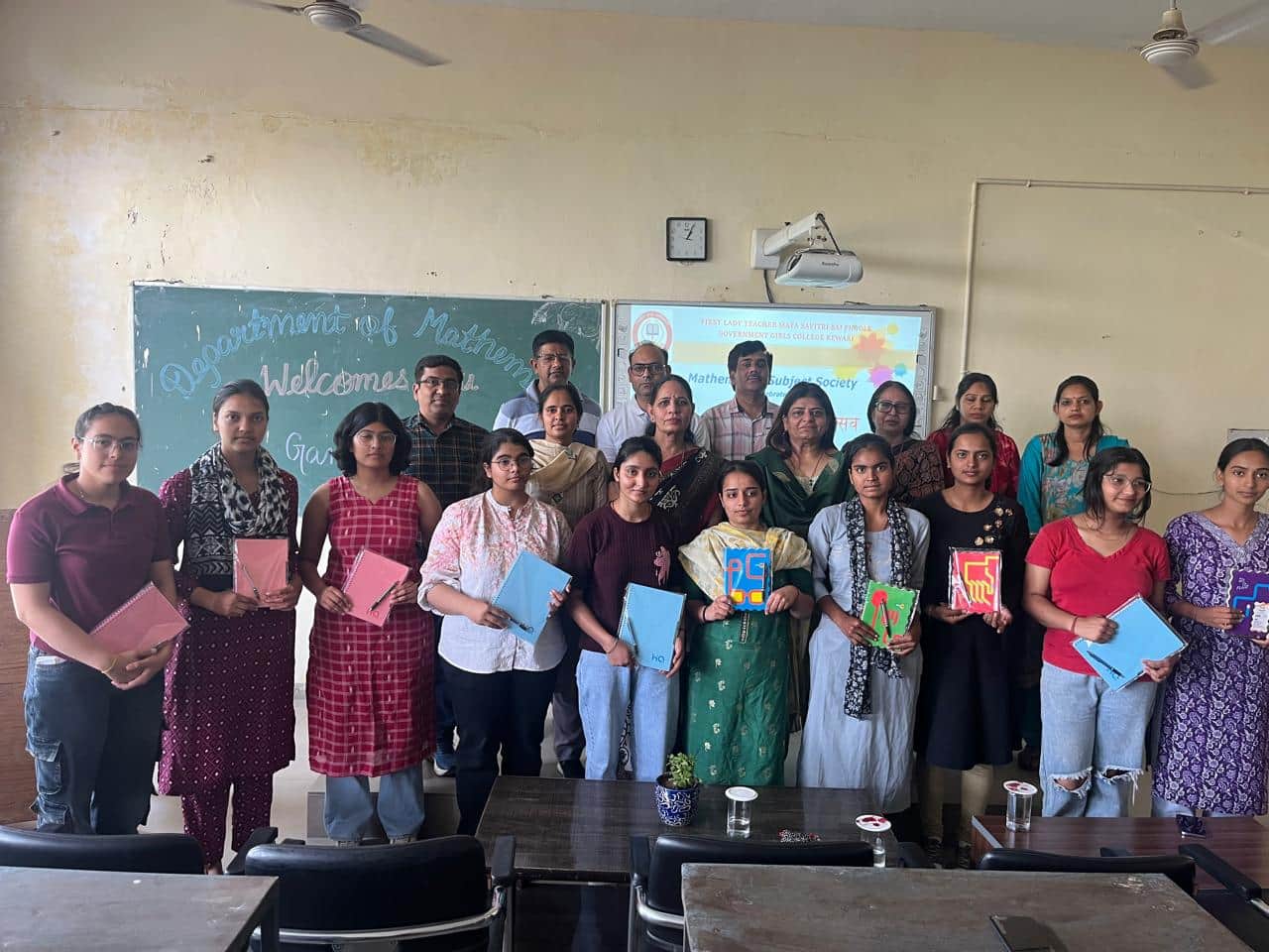 गणितोत्सव में भाग लेतीं छात्राएं। स्रोत : कॉलेज