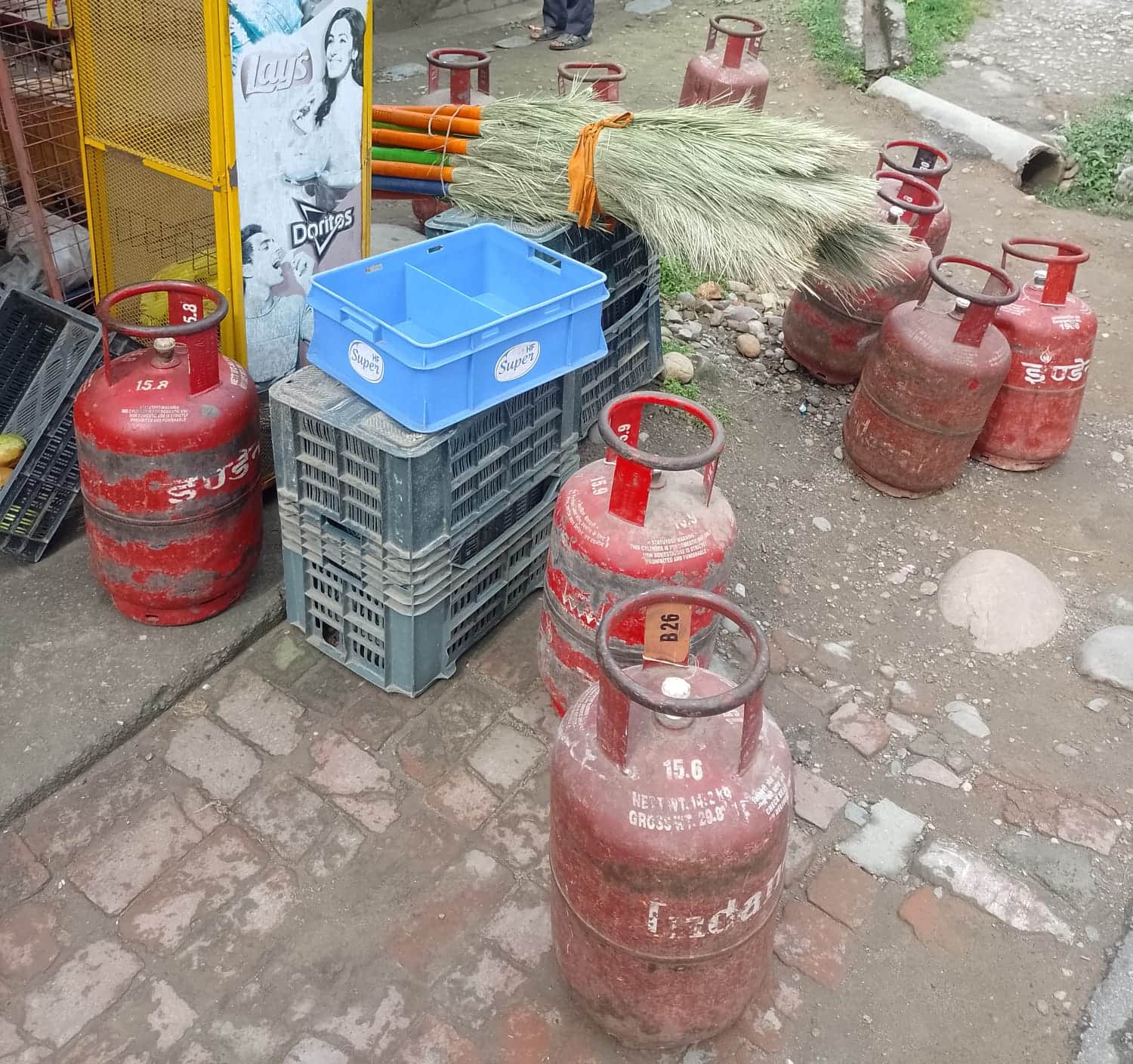 ग्राम पंचायत बड़ई के तहत धनोटू में रखे गए खाली गैस सिलिंडर। संवाद