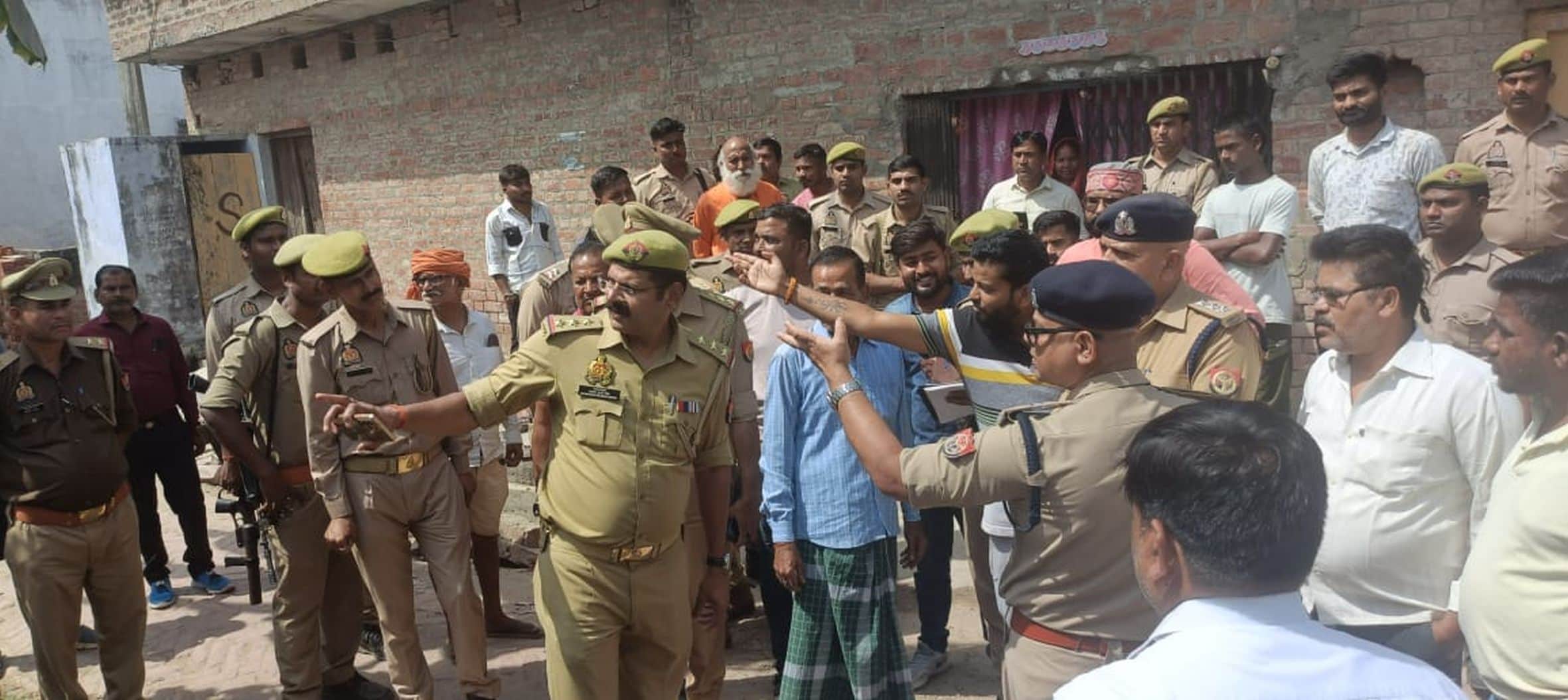 गदागंज थाना क्षेत्र के जलालपुर धई गांव स्थित मंदिर हुई चोरी व तोड़फोड़ की घटना की जांच करती पु