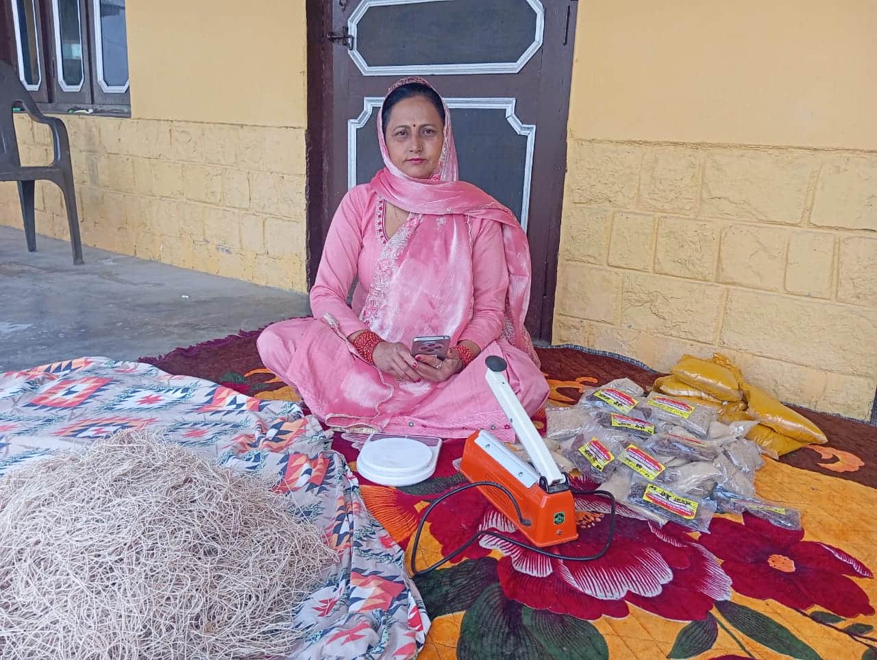 गांव चलोह की सीमा घर में उत्पाद बनाती हुई। संवाद