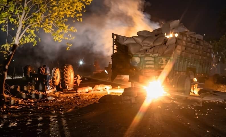 गांव गंंगौली में आग लगाने के बाद जलता ट्रैक्टर। संवाद