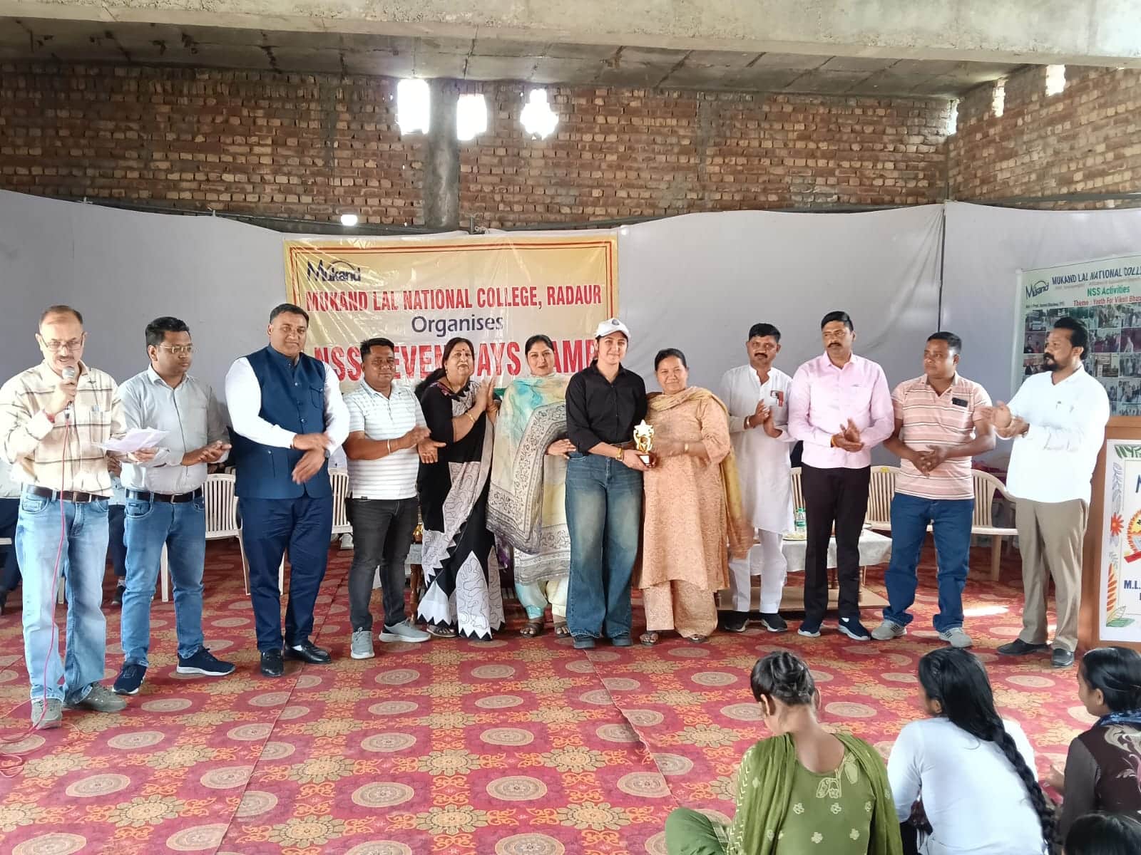 गांव घेसपुर में स्वयंसेवक को सम्मानित करते अतिथि व अन्य। आयोजक