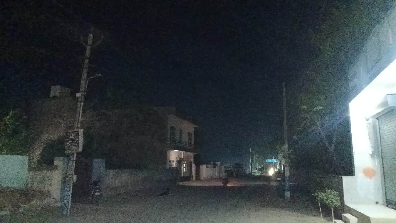 गांव मेहूवाला की मुख्य फिरनी पर र्स्टीट लाइटें बंद होने से छाया अंधेरा। संवाद