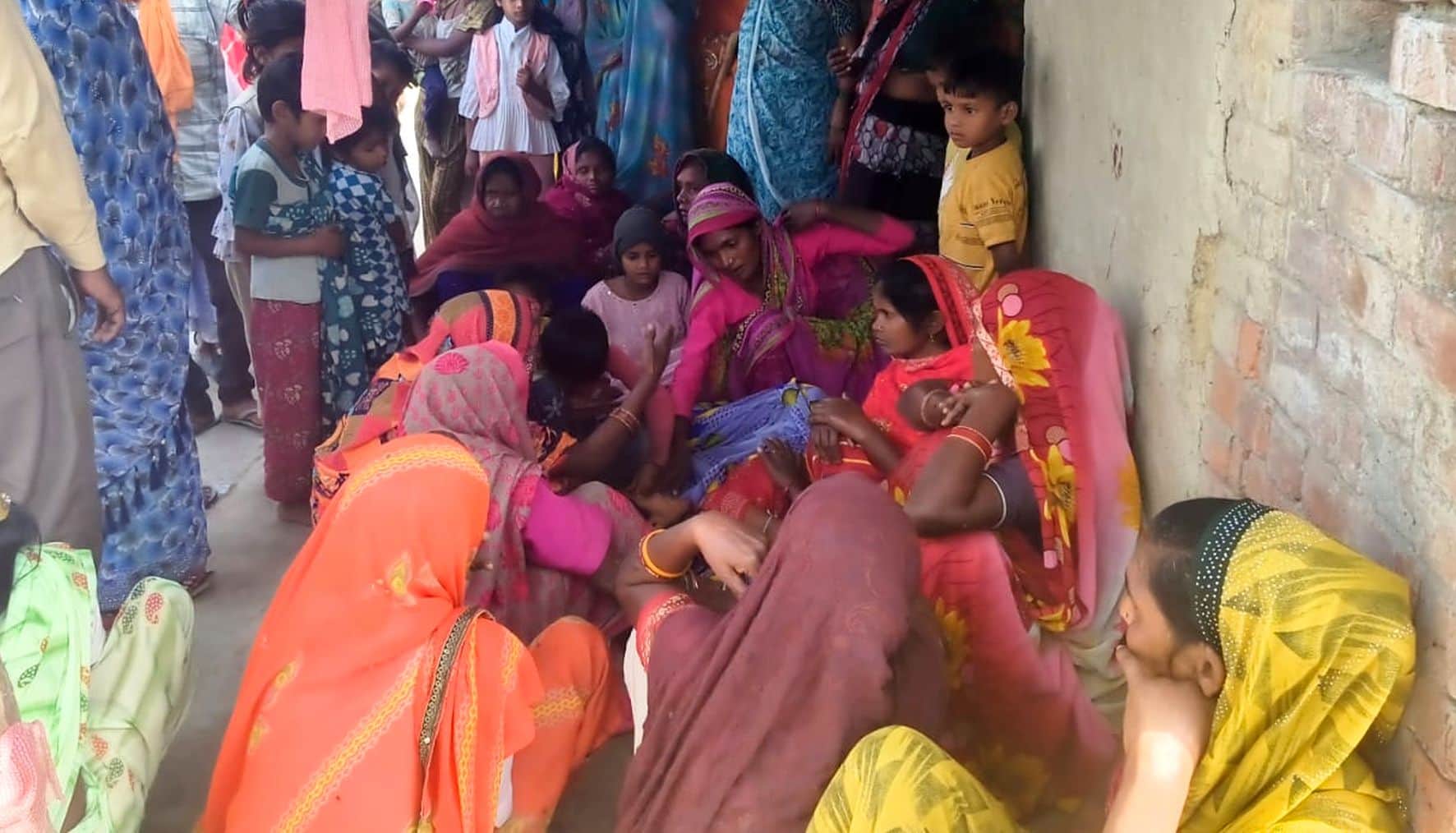 घु़ंघटेर के छिलगवां गांव में रोते बिलखते परिजन। 