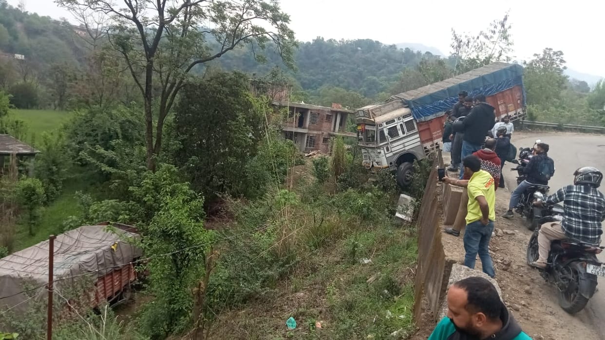 Truck and tempo collide on Ghumarwin-Sarkaghat highway