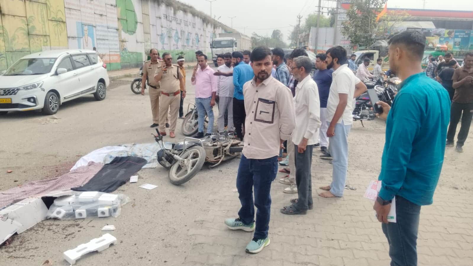 घरौंडा नए बस स्टैंड के सामने हुए हादसे के बाद मौके पर पहुंची पुलिस और खड़े हुए लोग। संवाद