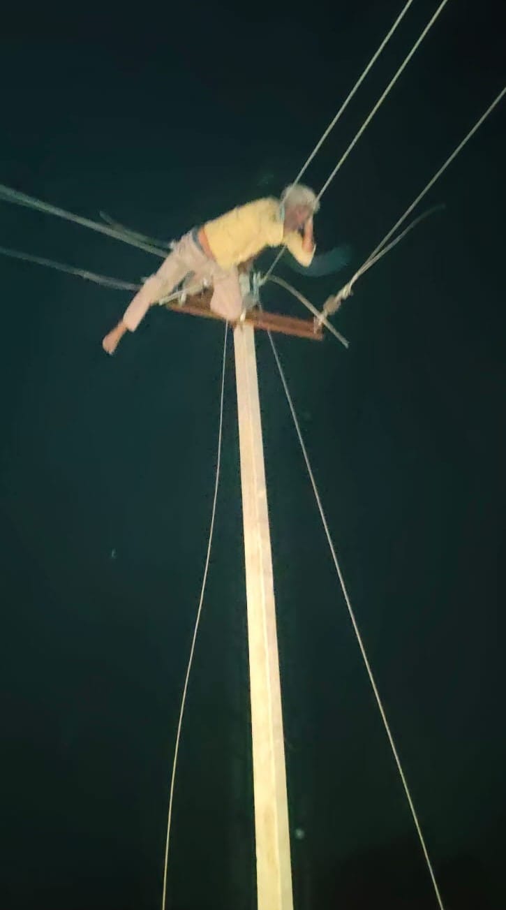 Middle-aged man climbed an electric pole while drunk