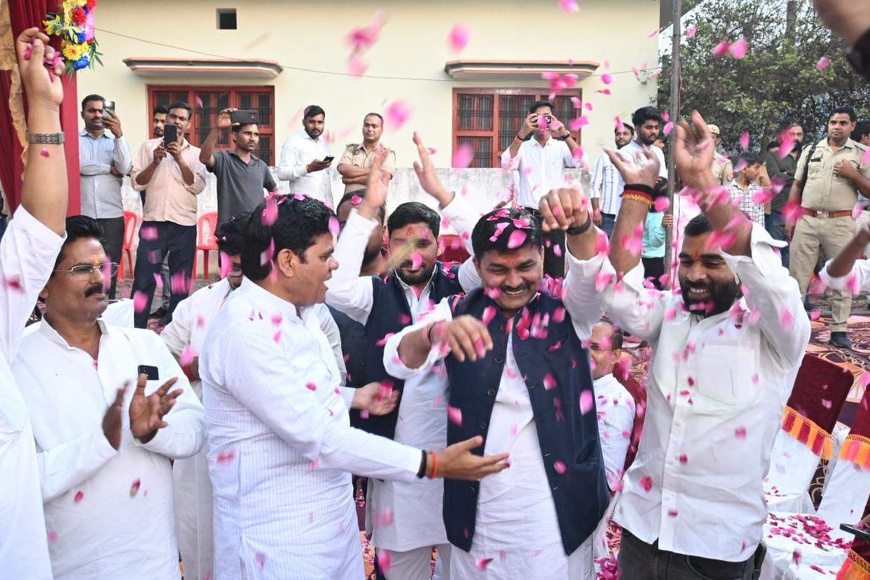 Holi was played with rose petals, a message of social harmony was given.