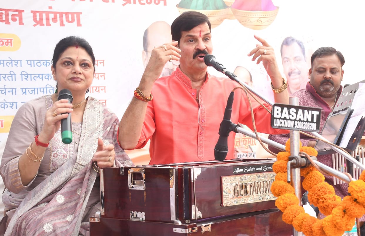 Artists filled the Holi Milan ceremony with folk colours.