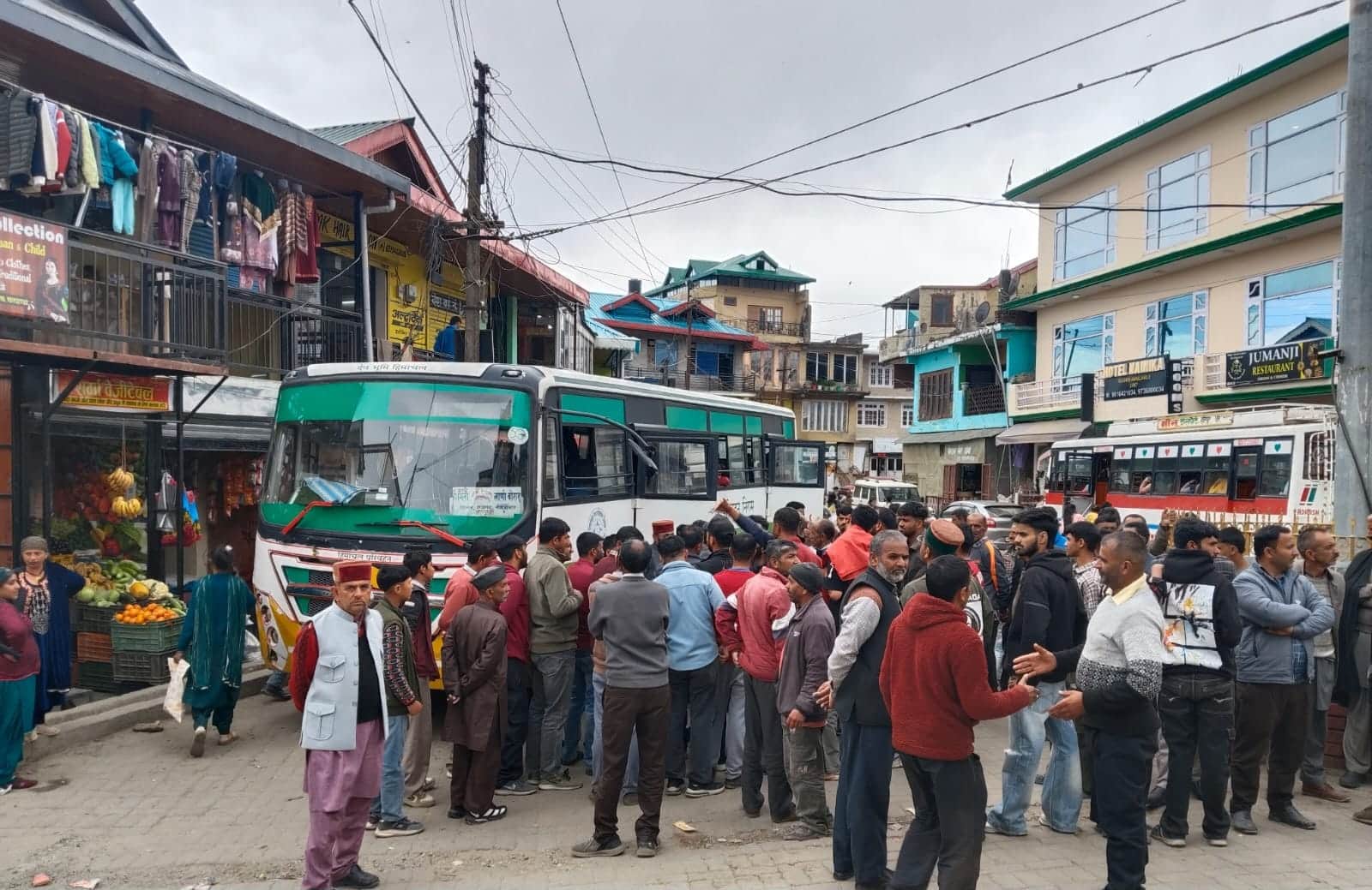 हरिपुरधार में जगह की कमी के कारण पैदा हुई जाम जैसी स्थिति। संवाद