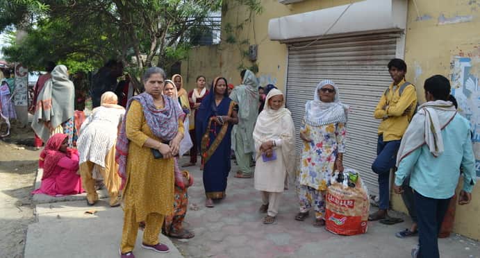 .हांसी रोड स्थित भगवाड़िया गैस एजेंसी के बंद कार्यालय के सामने पर्ची कटवाने के लिए खड़ी महिलाए