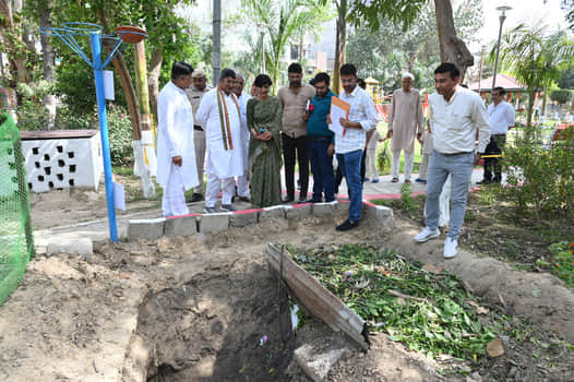 हिसार में पार्कों का निरीक्षण करते मेयर प्रवीण पोपली और अन्य। स्रोत : विभाग