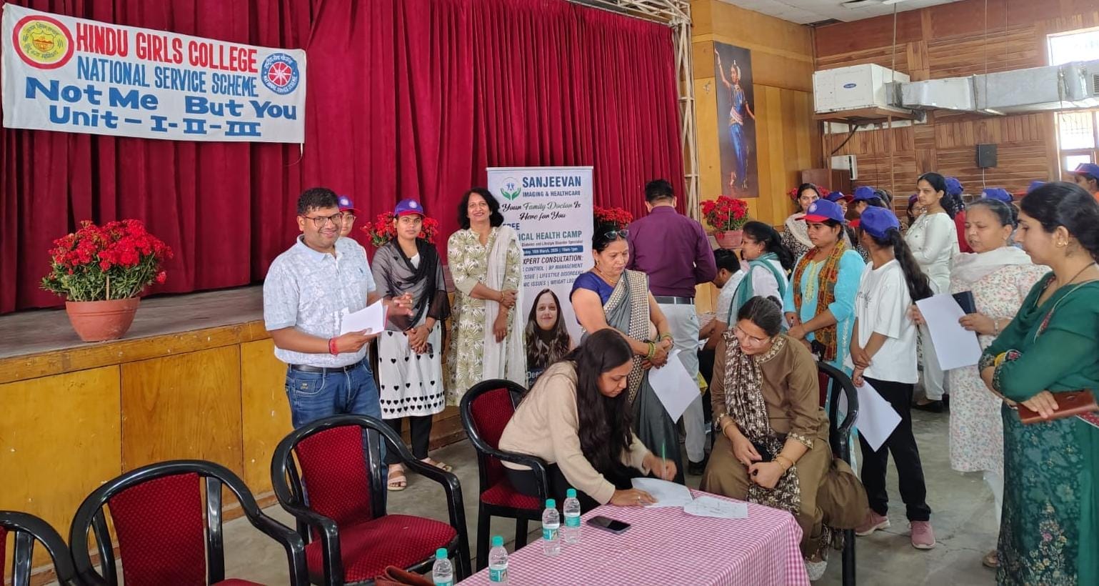 हिंदू गर्ल्स कॉलेज में लगे स्वास्थ्य शिविर में जांच कराती स्टाफ। स्रोत : संस्था
