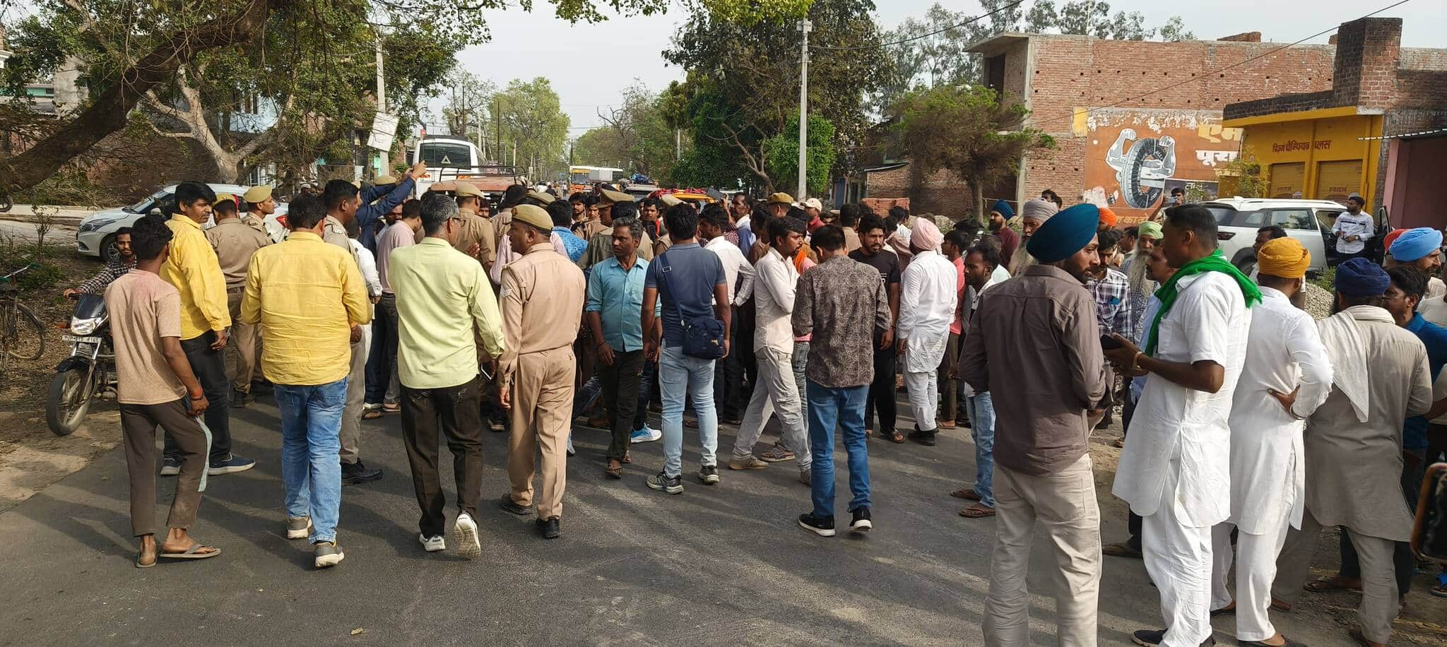 हादसे में महिला के परिजनों ने थाने के सामने किया जाम। संवाद