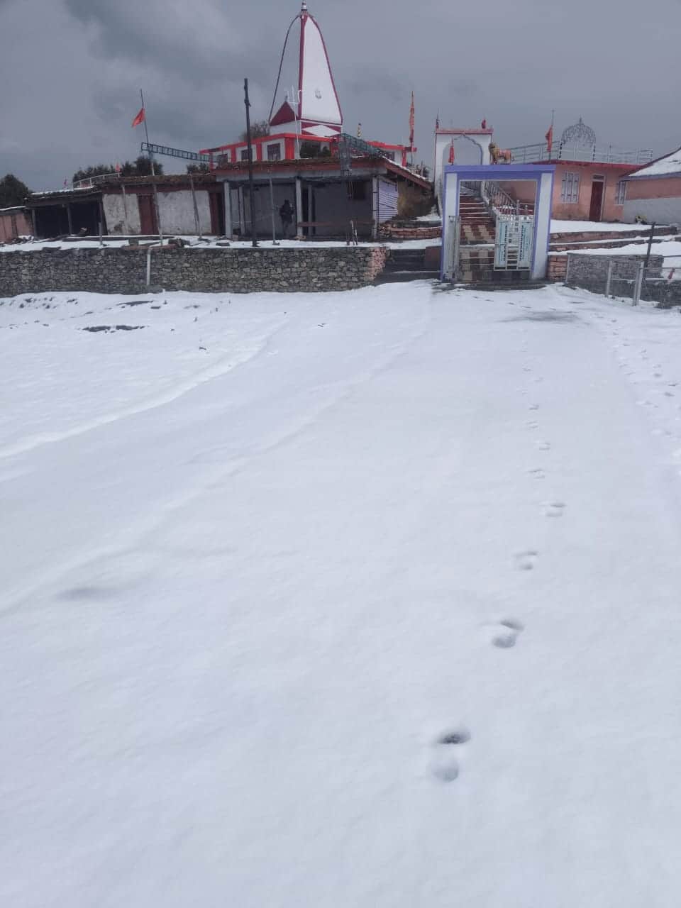 जोडेयां माता मंदिर परिसर में बर्फबारी के बाद का नजारा
