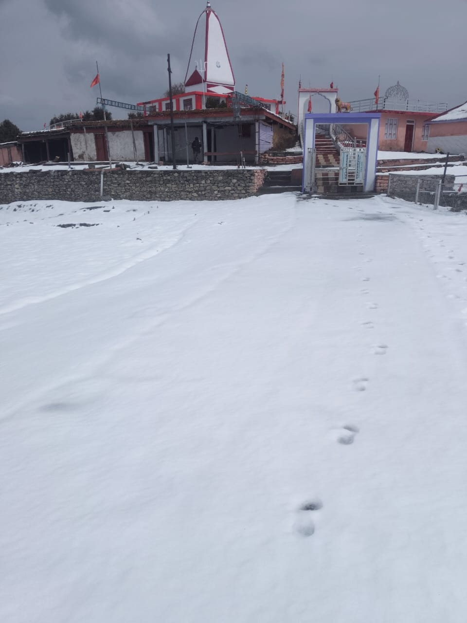 जोडेयां माता मंदिर परिसर में बर्फबारी के बाद का नजारा