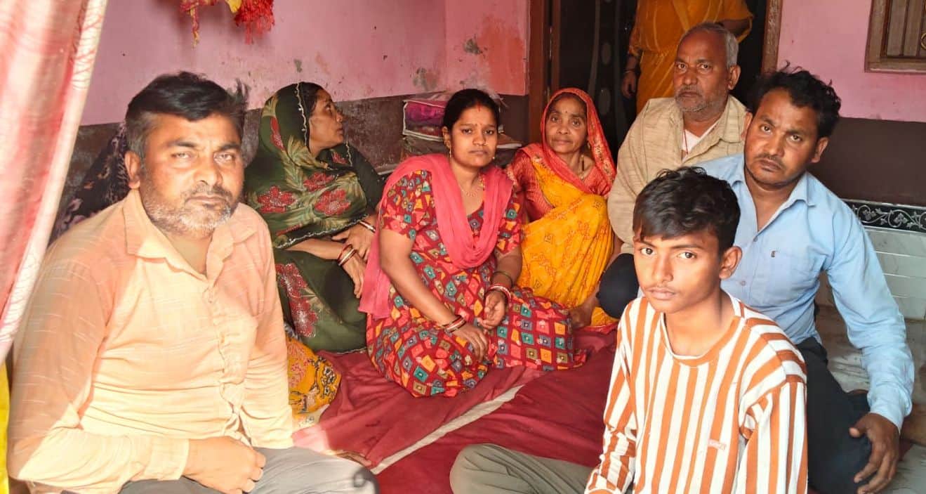 जोगिया क्षेत्र के नादेपार गांव में मृतक शिवम कसौधन के परिजन। संवाद