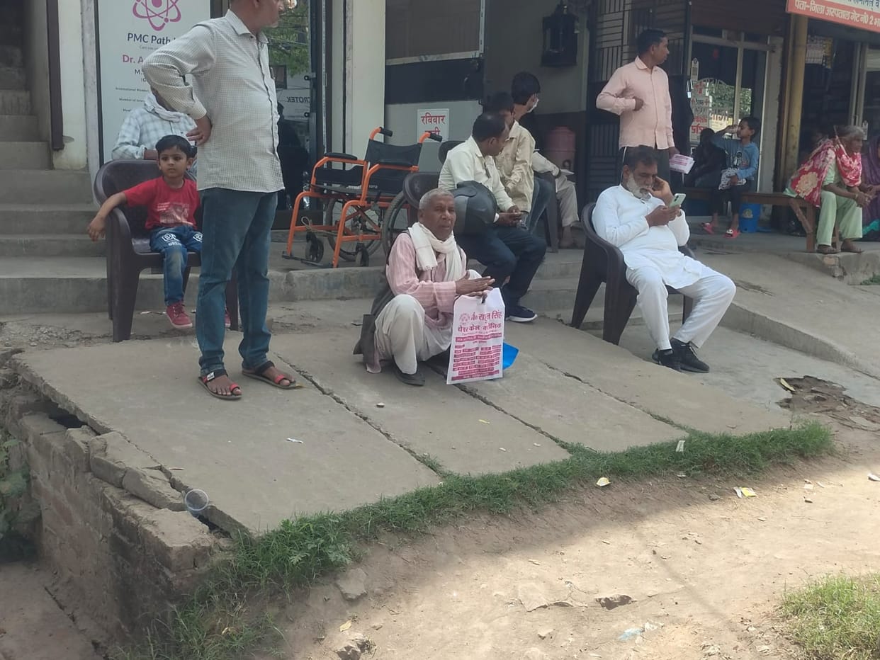 Ultrasound center opened, no place to sit, no shade... patients suffering outside