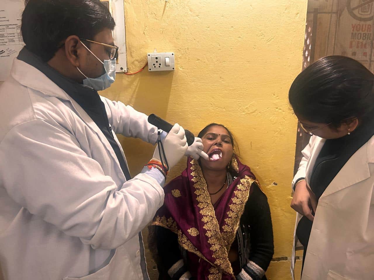 जिला अस्पताल में एक मरीज के मुंह की जांच। संवाद