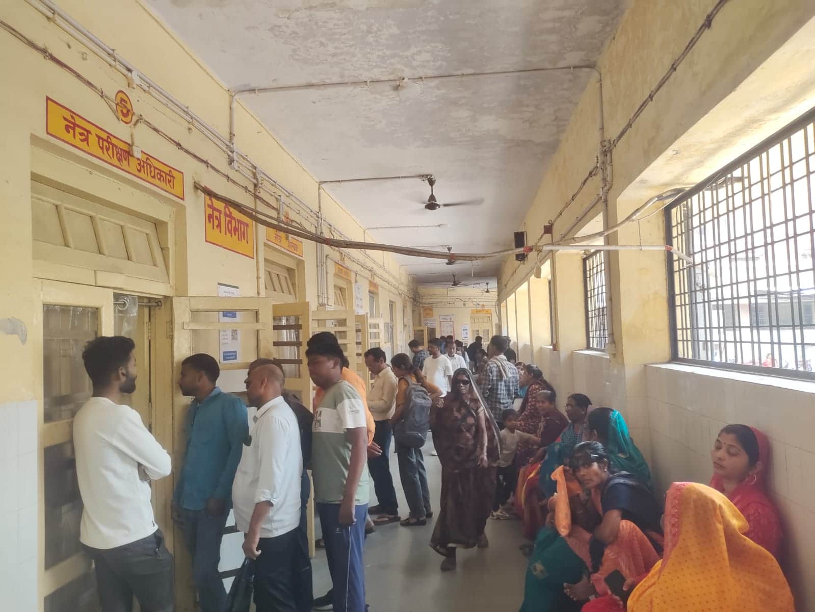 जिला अस्पताल में उपचार के लिए पहुंचे मरीज संवाद