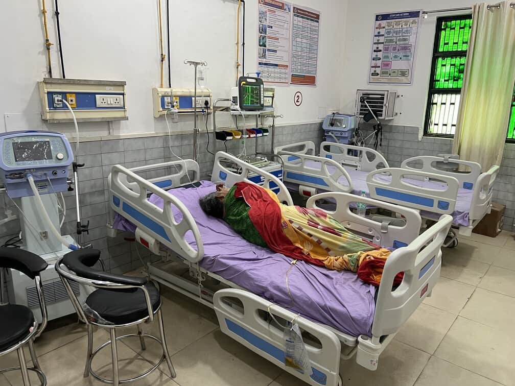 जिला अस्पताल स्थित आईसीयू में भर्ती मरीज।संवाद