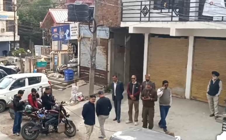 जिला सहकारी विपणन एवं उपभोक्ता संघ के निदेशक चुनाव टलने के बाद कार्यालय के बाहर खडे़। संवाद