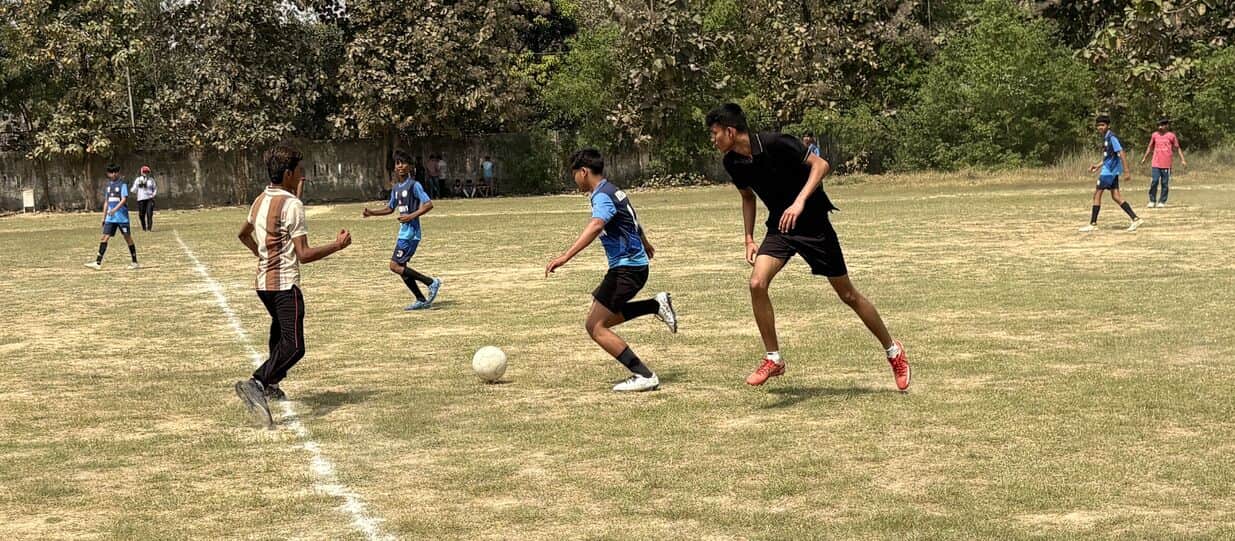 जिला स्पोर्ट्स स्टेडियम में आयोजित जनपद स्तरीय फुटबाल बालक प्रतियोगिता में शामिल खिलाड़ी। संवा