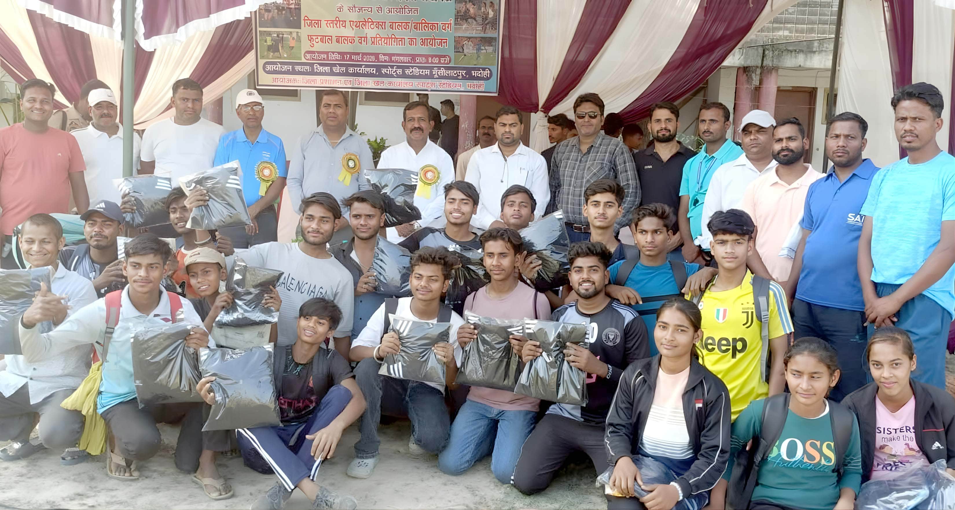 जिला स्तरीय खेलप्रतियोगिता के पहले दिन विजेता छात्र को पुरस्कृत किया गया। स्रोत-स्टेडियम।