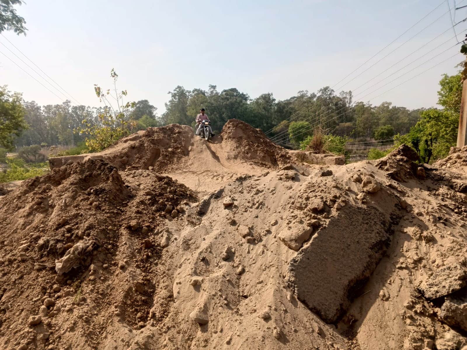 जान जोखिम में डालकर जाते बाइक सवार।