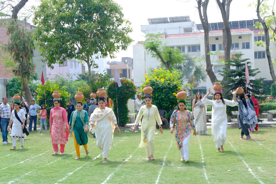 जीवीएम गर्ल्स कॉलेज के वार्षिक खेलकूद प्रतियागिता के मटका रेस में हिस्सा लेती छात्राएं। स्रोत :
