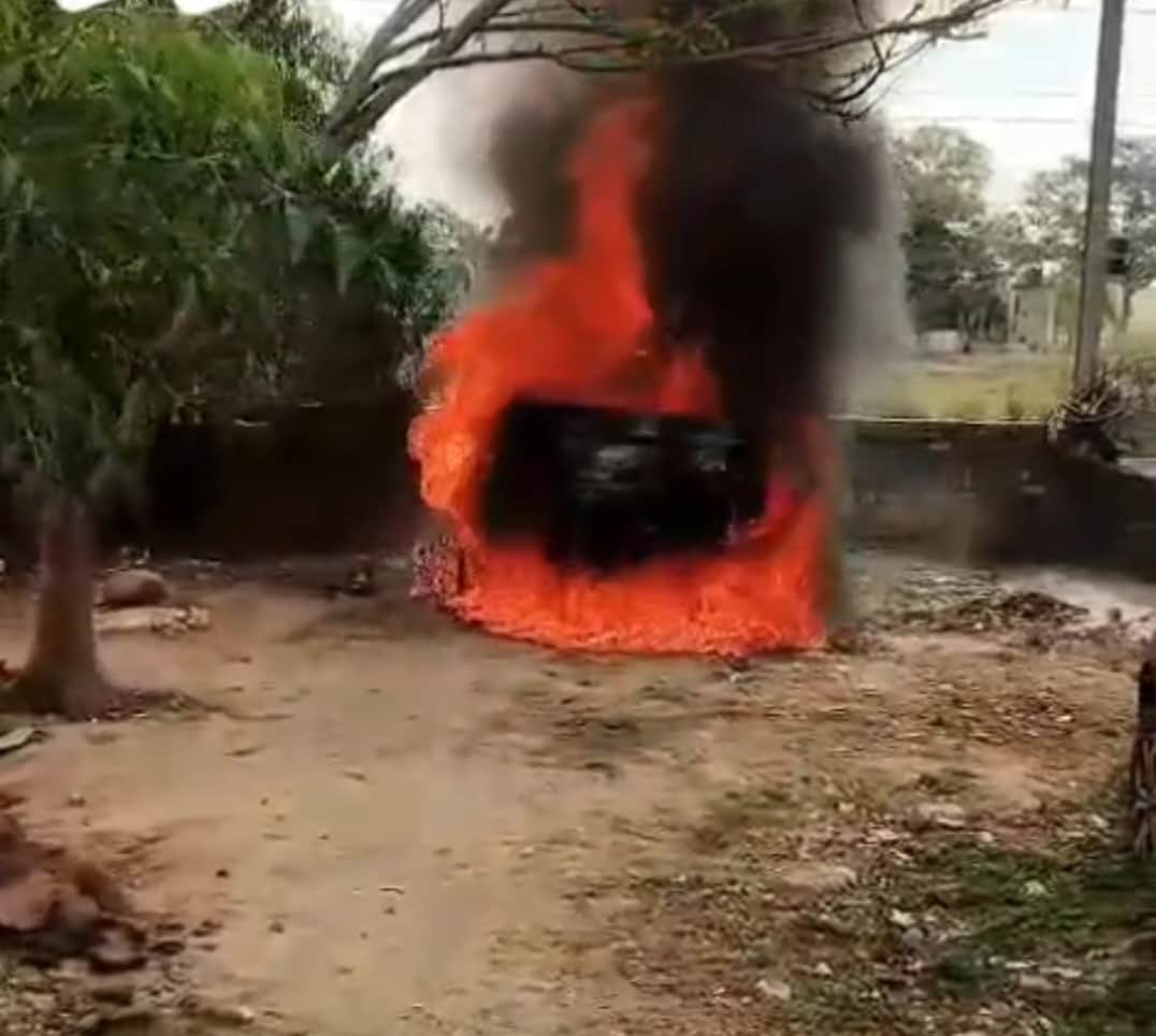 ज्वालापुर में खड़ी कार में लगी आग। स्त्रोत: वीडियो ग्रैब।