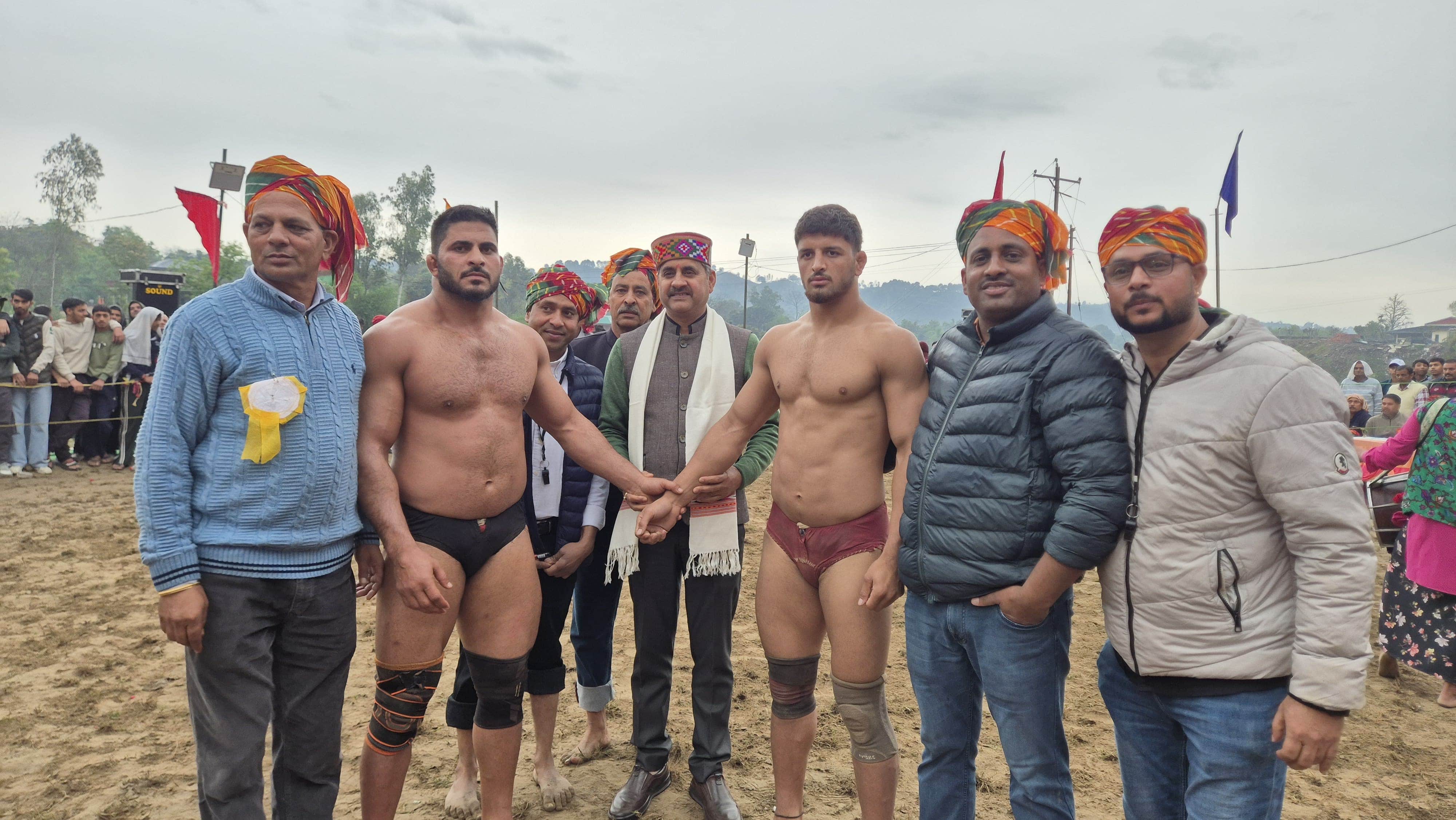 कछियारी में विजेता पहलवानों को सम्मानित करते विधायक पवन काजल। स्रोत: आयोजक