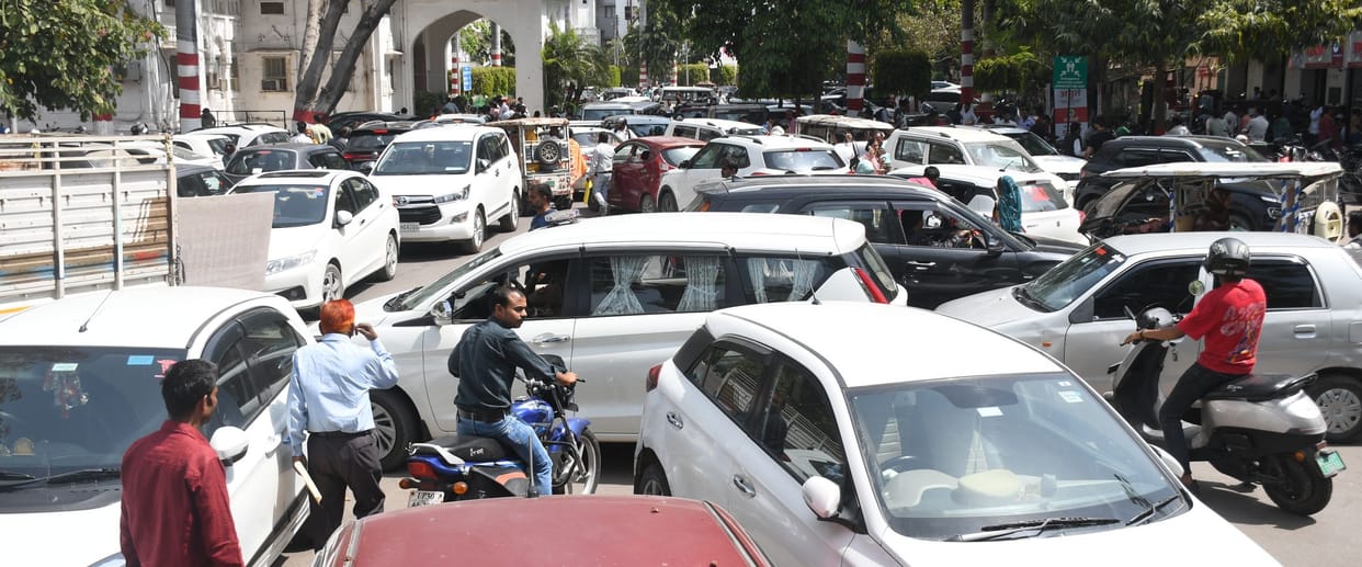 Heavy traffic jam at KGMU, making it difficult to transfer patients