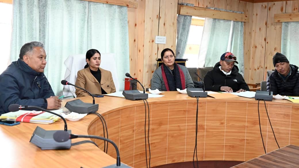 केलांग में आयोजित रोगी कल्याण समिति की बैठक में भााग लेते हुए।-संवाद