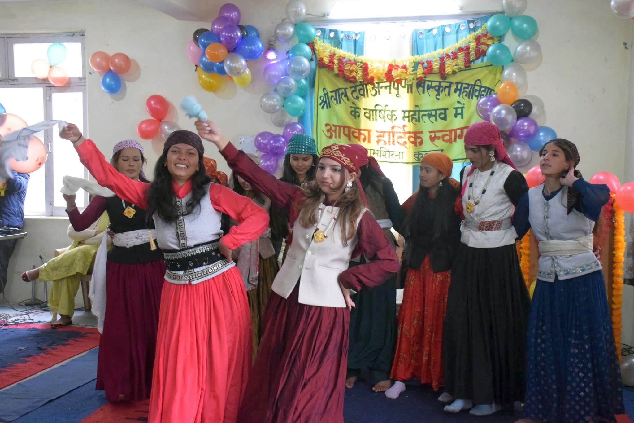 कुल्लू में श्री लाल देवी अन्नपूर्णा संस्कृत महाविद्यालय के वार्षिक समारोह में प्रस्तुति देती  