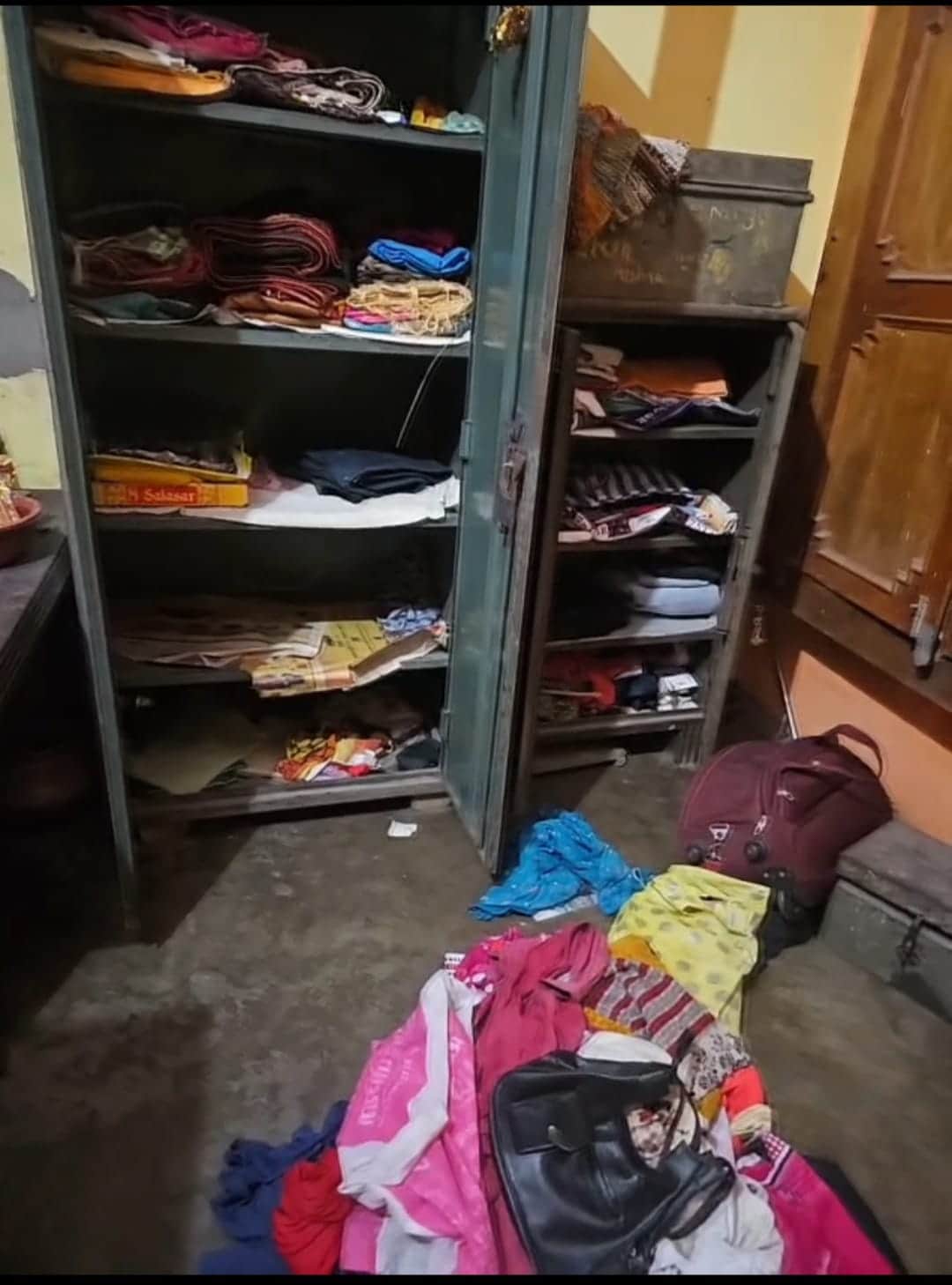 कमरे में टूटी पड़ी अलमारी व बिखरा पड़ा सामान। स्रोत : पीड़ित
