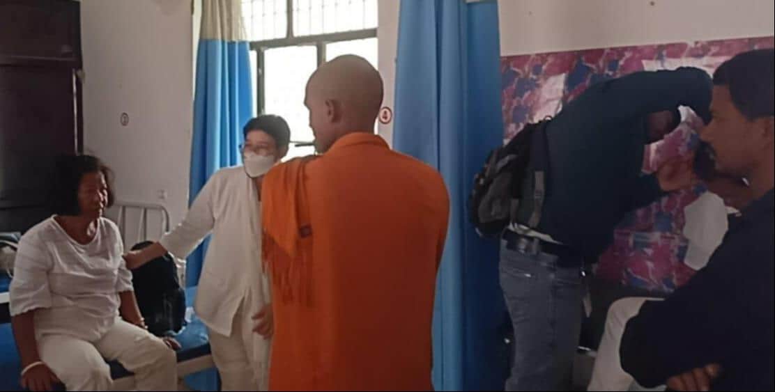 कौना सीएचसी में भर्ती मधुमक्खियों के हमले में घायल अनुयायी।