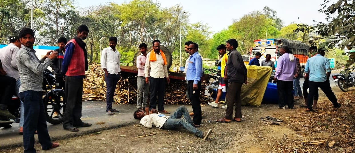Tractor-trolley overturned after colliding with a truck on the highway, causing traffic jam